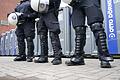 Polizisten vor Toiletten beim Spiel FC St. Pauli - Hansa Rostock       -  Schutz für die Klos: Zuletzt kam es immer wieder zu Verwüstungen von Toilettenanlagen.