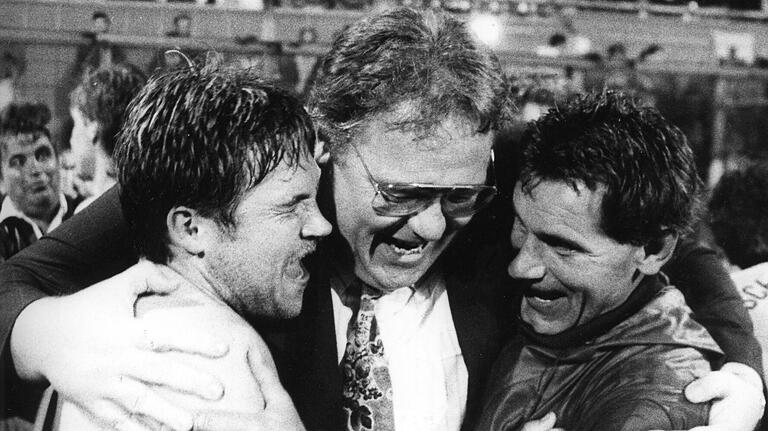 Das dramatische Schweinfurter 3:3 bei 1860 München feierten 1990 Rüdiger Mauder, FC-Vorsitzender Peter Galm und Co-Trainer Georg Baier. Das dramatische Schweinfurter 3:3 bei 1860 München feierten 1990 Rüdiger Mauder, FC-Vorsitzender Peter Galm und Co-Trainer Georg Baier.