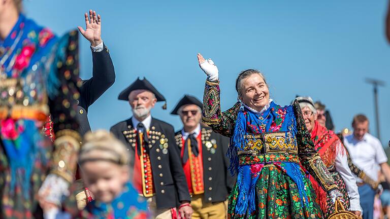 Ochsenfest in Ochsenfurt       -  Bei der Ochsenparade ziehen Vereine und Vertreter der Stadt sowie Weinhoheiten aus der Region über die Alte Mainbrücke in die Stadt ein. Zahlreiche Menschen tummeln sich am Samstag (09.09.23) bei spätsommerlichen Temperaturen um 29 Grad auf dem Ochsenfest in der Altstadt von Ochsenfurt.