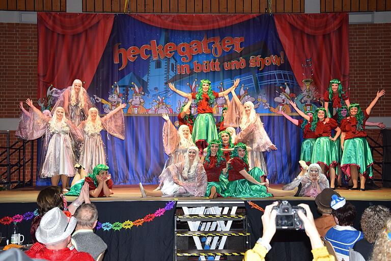 Erstmals trat die Tanzformation Phönix mit über 20 Tänzerinnen und dem Thema Märchenwald beim Bunten Abend in der Waldsassenhalle in Wiesenfeld auf. Erstmals trat die Tanzformation Phönix mit über 20 Tänzerinnen und dem Thema Märchenwald beim Bunten Abend in der Waldsassenhalle in Wiesenfeld auf.