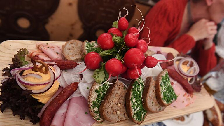 Essensstudie Bayern       -  Eine bayerische Brotzeit ist auch außerhalb des Freistaates beliebt. Eine neue Studie zeigt aber, auch im Freistaat ändern sich die Essgewohnheiten. (Symbolbild)