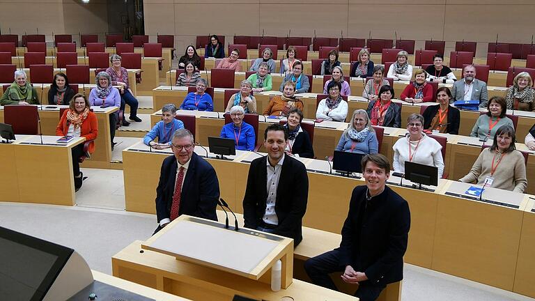 Organisiert von der Gleichstellungsstelle des Landkreises Würzburg besuchten die Landfrauen des BBV-Kreisverbands Würzburg gemeinsam mit Landrat Thomas Eberth (hinten, rechts) den Bayerischen Landtag. Im Plenarsaal wurden sie von den Landtagsabgeordneten aus dem Landkreis Würzburg Volkmar Halbleib (von links), Björn Jungbauer und Felix von Zobel empfangen.