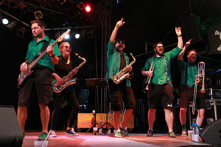 Die Truppe von 'The Unduster' verbreitete gute Stimmung mit einer Mischung aus Ska und Reggae. Die Truppe von 'The Unduster' verbreitete gute Stimmung mit einer Mischung aus Ska und Reggae.