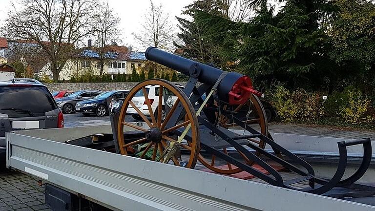 Umzug ins neue Domizil: Auch die Böller-Kanone ging von der Stadtmitte auf Reisen an den Altenberg. Umzug ins neue Domizil: Auch die Böller-Kanone ging von der Stadtmitte auf Reisen an den Altenberg.