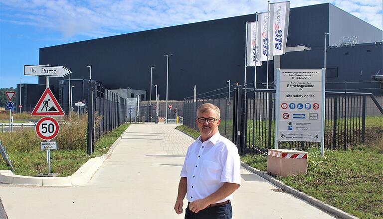 Ein Weltunternehmen im Rücken: Geiselwinds Bürgermeister Ernst Nickel erwartet mit der Eröffnung des Puma-Logistikzentrums samt Fabrikverkauf einen Aufschwung für seine Gemeinde. Ein Weltunternehmen im Rücken: Geiselwinds Bürgermeister Ernst Nickel erwartet mit der Eröffnung des Puma-Logistikzentrums samt Fabrikverkauf einen Aufschwung für seine Gemeinde.