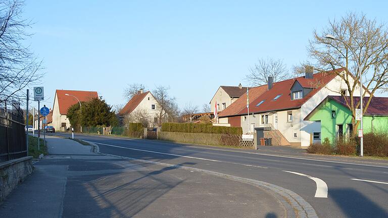 Die Bushaltestelle (links) in Kleinbrach wird jetzt zurückgebaut. Die gegenüberliegende Haltestelle soll behindertengerecht angepasst werden. Die Bushaltestelle (links) in Kleinbrach wird jetzt zurückgebaut. Die gegenüberliegende Haltestelle soll behindertengerecht angepasst werden.