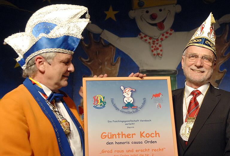 2007 erhielt Günther Koch von Josef Hofmann (links), Präsident der Faschingsgesellschaft Versbach, den Orden 'Grad raus und erscht recht'. 2007 erhielt Günther Koch von Josef Hofmann (links), Präsident der Faschingsgesellschaft Versbach, den Orden 'Grad raus und erscht recht'. 