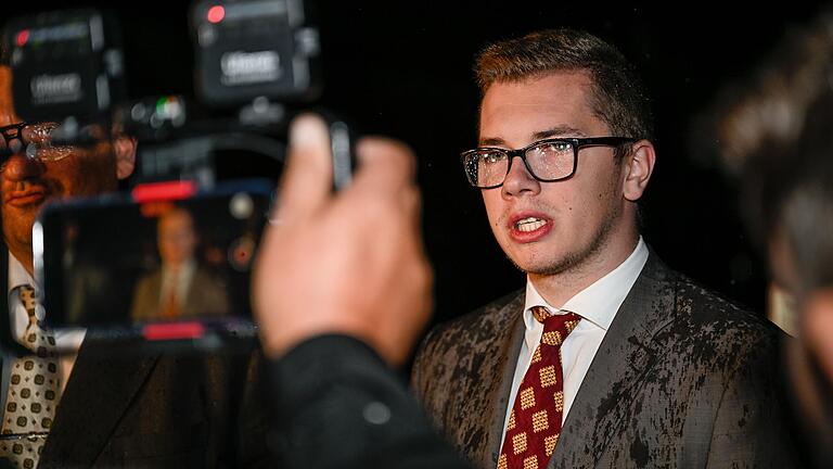 Der AfD-Abgeordnete Daniel Halemba wurde am Montag wegen Volksverhetzung festgenommen und in Würzburg dem Haftrichter vorgeführt. Der Haftbefehl wurde unter Auflagen außer Vollzug gesetzt. Der AfD-Abgeordnete Daniel Halemba wurde am Montag wegen Volksverhetzung festgenommen und in Würzburg dem Haftrichter vorgeführt. Der Haftbefehl wurde unter Auflagen außer Vollzug gesetzt. 