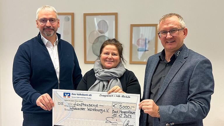 Bei der Spendenübergabe (von links): Martin Werani, Antje Sinn und Andreas Schneider. Bei der Spendenübergabe (von links): Martin Werani, Antje Sinn und Andreas Schneider.