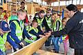 Am Türöffner Tag der Sendung mit der Maus in der Firma Holz-Vogel in Obertheres durften die Kinder unter anderem beim Bau eines Getreidespeichers für die &bdquo;Maus&ldquo; helfen. Mit im Bild Martin Willun von der Firma Holz-Vogel (rechts), der die kindgerechten Führungen übernahm.