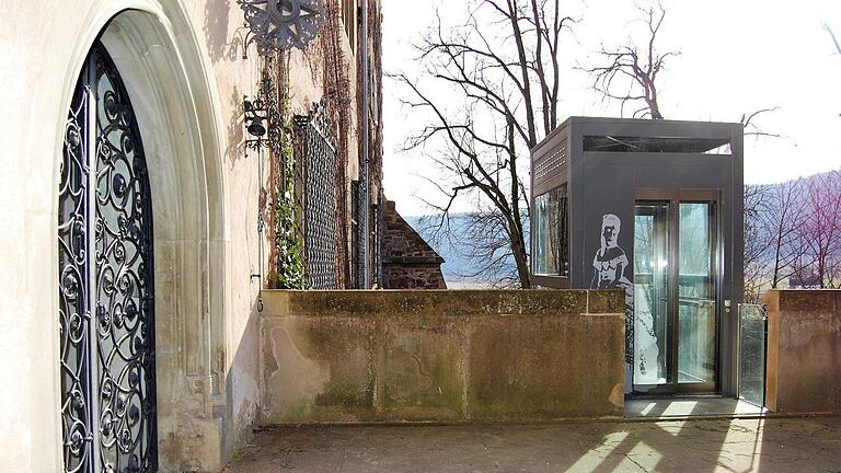 Die Wiedereröffnung des Graf-Luxburg-Museums ist zum Saisonbeginn 2019 geplant. Unser Foto zeigt das Eingangsportal mit Haupteingang (links) und Fahrstuhlausgang (rechts). Foto: Sigismund von Dobschütz - Die Wiedereröffnung des Graf-Luxburg-Museums ist zum Saisonbeginn 2019 geplant. Unser Foto zeigt das Eingangsportal mit Haupteingang (links) und Fahrstuhlausgang (rechts). Foto: Sigismund von Dobschütz Die Wiedereröffnung des Graf-Luxburg-Museums ist zum Saisonbeginn 2019 geplant. Unser Foto zeigt das Eingangsportal mit Haupteingang (links) und Fahrstuhlausgang (rechts). Foto: Sigismund von Dobschütz - Die Wiedereröffnung des Graf-Luxburg-Museums ist zum Saisonbeginn 2019 geplant. Unser Foto zeigt das Eingangsportal mit Haupteingang (links) und Fahrstuhlausgang (rechts). Foto: Sigismund von Dobschütz