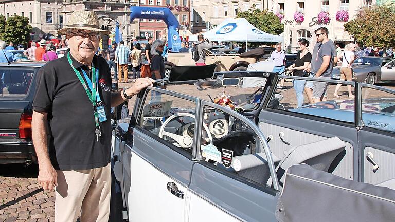 Johannes Deinlein ist Urgestein der Bocksbeutelrallye, mit seinem VW Käfer aus den 1950er Jahren war er auch bei der Oldtimerschau am Tag nach der 20. Bocksbeutelrallye auf dem Marktplatz mit dabei. - Johannes Deinlein ist Urgestein der Bocksbeutelrallye, mit seinem VW Käfer aus den 1950er Jahren war er auch bei der Oldtimerschau am Tag nach der 20. Bocksbeutelrallye auf dem Marktplatz mit dabei. Johannes Deinlein ist Urgestein der Bocksbeutelrallye, mit seinem VW Käfer aus den 1950er Jahren war er auch bei der Oldtimerschau am Tag nach der 20. Bocksbeutelrallye auf dem Marktplatz mit dabei. - Johannes Deinlein ist Urgestein der Bocksbeutelrallye, mit seinem VW Käfer aus den 1950er Jahren war er auch bei der Oldtimerschau am Tag nach der 20. Bocksbeutelrallye auf dem Marktplatz mit dabei.