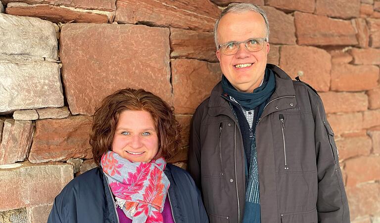 Alexandra Ott und Klaus Oßwald beraten seit Frühjahr 2023&nbsp; Geflüchtete in der Notunterkunft im ehemaligen Krankenhaus in Marktheidenfeld.