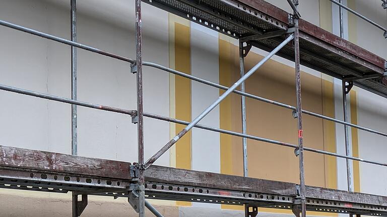 Deutlich kräftiger als bisher wird die neue Wandfarbe des Turniergebäudes. - Deutlich kräftiger als bisher wird die neue Wandfarbe des Turniergebäudes. Deutlich kräftiger als bisher wird die neue Wandfarbe des Turniergebäudes. - Deutlich kräftiger als bisher wird die neue Wandfarbe des Turniergebäudes.