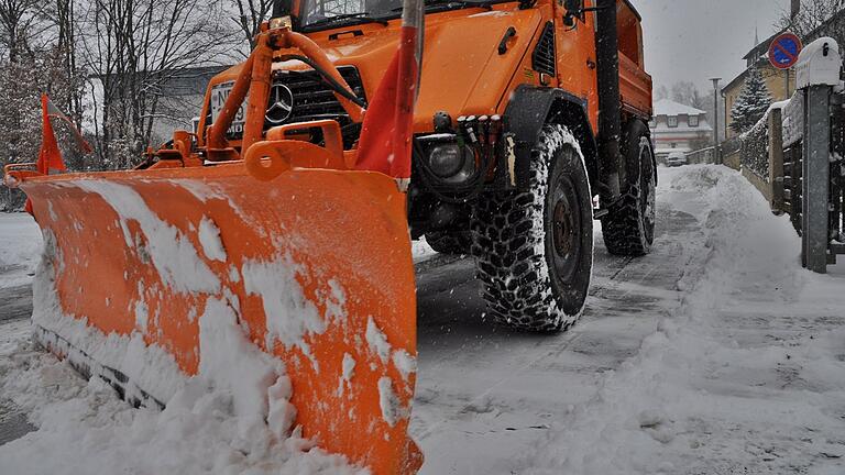 Der Schneefall in der Nacht zum Dienstag hat im Landkreis Rhön-Grabfeld zum Einsatz der Räumfahrzeuge geführt. Bis 7 Uhr waren die Bediensteten der Straßenmeisterei und der Kommunen und des Landkreises unterwegs. Der Schneefall in der Nacht zum Dienstag hat im Landkreis Rhön-Grabfeld zum Einsatz der Räumfahrzeuge geführt. Bis 7 Uhr waren die Bediensteten der Straßenmeisterei und der Kommunen und des Landkreises unterwegs.