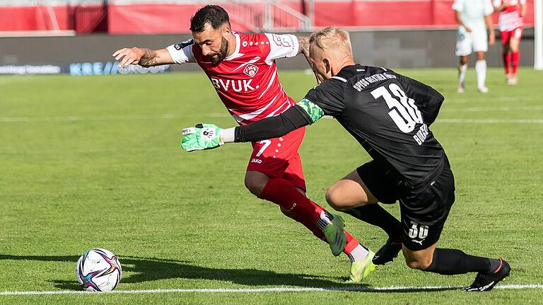 Mitja Lotric (links, gegen Fürth-Keeper Sascha Burchert) Mitja Lotric (links, gegen Fürth-Keeper Sascha Burchert)