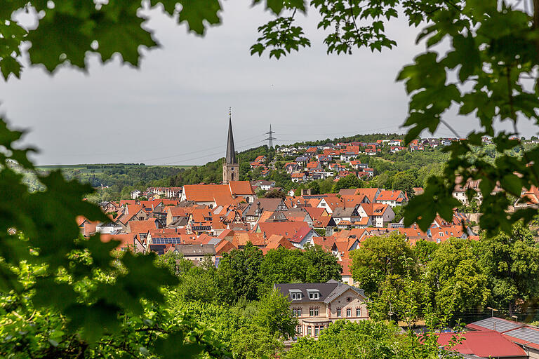 Vom Seilingsberg kommend geht es hinab nach Grünsfeld mit einem tollen Weitblick auf die Stadt.