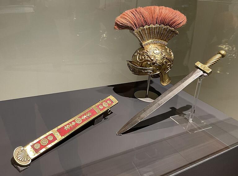 Helm, Schwert und Schwertscheide des Cassius aus 'Julius Cäsar' aus dem Bestand des Meininger Theatermuseums. Helm, Schwert und Schwertscheide des Cassius aus 'Julius Cäsar' aus dem Bestand des Meininger Theatermuseums.