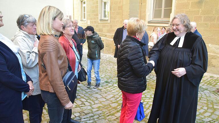 Viele Menschen verabschiedeten sich persönlich nach dem Gottesdienst von Pfarrerin Esther Meist. Viele Menschen verabschiedeten sich persönlich nach dem Gottesdienst von Pfarrerin Esther Meist.