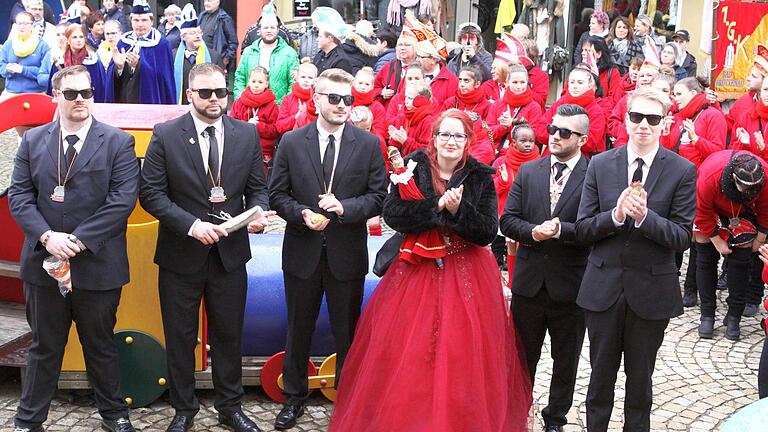 Prinzessin Sandy I. mit ihrer Security. Foto: Thomas Dill       -  Prinzessin Sandy I. mit ihrer Security. Foto: Thomas Dill