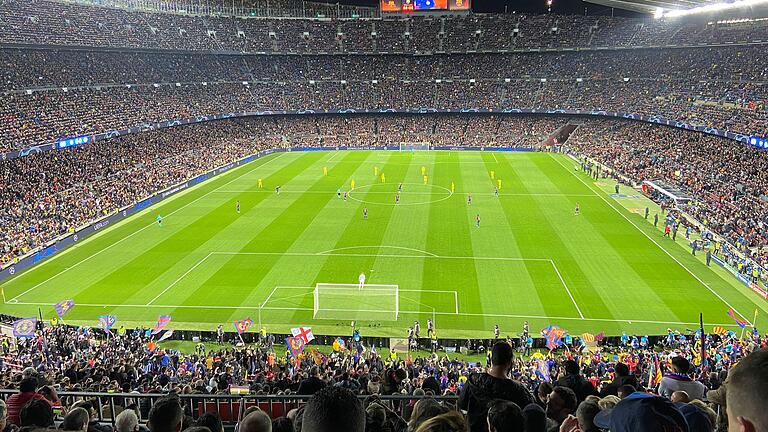 Anpfiff im Camp Nou, dem größten Fußballstadion Europas, beim Spiel von Barcelona gegen Dortmund.