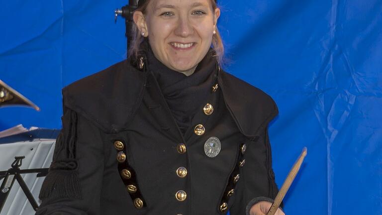 Stilecht in Uniform: Christiane Stütz in der Bergmannskapelle Knauf. Stilecht in Uniform: Christiane Stütz in der Bergmannskapelle Knauf.