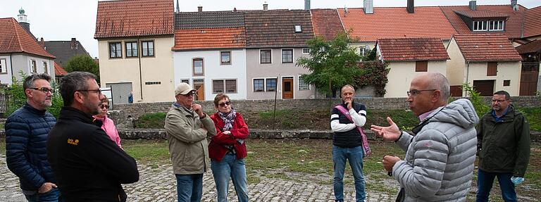 Blick vom Hafen auf Marktsteft: Stadtrat Dieter Haag (vorne rechts) erläutert. Blick vom Hafen auf Marktsteft: Stadtrat Dieter Haag (vorne rechts) erläutert.