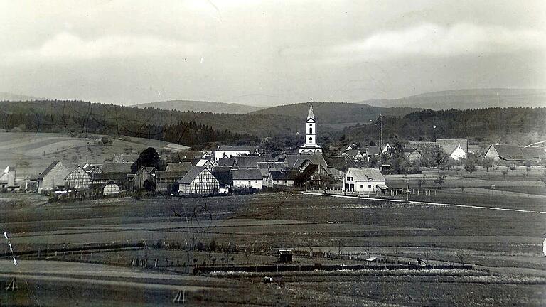 Die alte Postkarte zeigt den Blick auf Hausen in den 1950er Jahren. Hausen war damals ein kleines Dorf, das zum alten Landkreis Karlstadt gehörte und noch stark von der Landwirtschaft geprägt war. Die alte Postkarte zeigt den Blick auf Hausen in den 1950er Jahren. Hausen war damals ein kleines Dorf, das zum alten Landkreis Karlstadt gehörte und noch stark von der Landwirtschaft geprägt war.