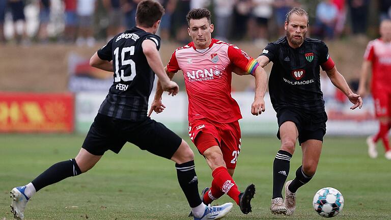 Am Samstag, 7. Oktober, empfängt der TSV Aubstadt (Mitte Ben Müller) den FC 05 Schweinfurt (links Kevin Fery, rechts Kristian Böhnlein) in der NGN-Arena. Am Samstag, 7. Oktober, empfängt der TSV Aubstadt (Mitte Ben Müller) den FC 05 Schweinfurt (links Kevin Fery, rechts Kristian Böhnlein) in der NGN-Arena.