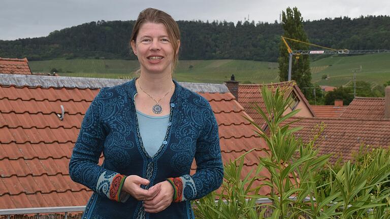 Die Vorfreude ist ihr anzusehen. Esther Zeiher tritt am 1. September ihr Amt als Schwanbergpfarrerin an. Von ihrer Dachterrasse in der Iphöfer Altstadt hat sie stets einen Blick auf den Berg. Die Vorfreude ist ihr anzusehen. Esther Zeiher tritt am 1. September ihr Amt als Schwanbergpfarrerin an. Von ihrer Dachterrasse in der Iphöfer Altstadt hat sie stets einen Blick auf den Berg.