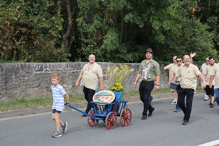 Auszug der Schützen zum Schützenfest Auszug der Schützen zum Schützenfest