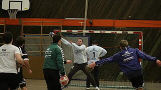 Handball NHV       -  Mit einem 24:22-Sieg gegen die DJK Waldbüttelbrunn startete der MHV Schweinfurt erfolgreich in die Rückrunde der Handball-Bezirksoberliga und bleibt als Tabellendritter weiter aussichtsreich dabei.