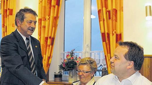Glückwunsch: Dem neu gewählten Bürgermeister wünschte Kurt Mauer alles Gute für die Zukunft.