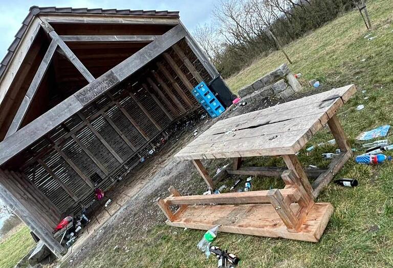 Die Spuren der Feiernden verwandelten den Pavillon in einen Ort, der nicht mehr zum Verweilen einlud. Die Spuren der Feiernden verwandelten den Pavillon in einen Ort, der nicht mehr zum Verweilen einlud.
