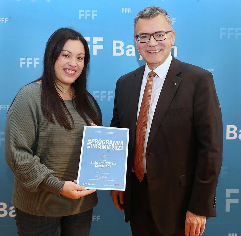 Carolin Dunst vom Kino Burg-Lichtspiele bekommt die Urkunde für den Filmprogrammpreis von Staatsminister Florian Hermann überreicht. Carolin Dunst vom Kino Burg-Lichtspiele bekommt die Urkunde für den Filmprogrammpreis von Staatsminister Florian Hermann überreicht.