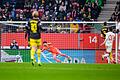 FC Augsburg - Borussia Dortmund       -  Durch einen Distanzschuss kassiert Dortmund den Ausgleich.