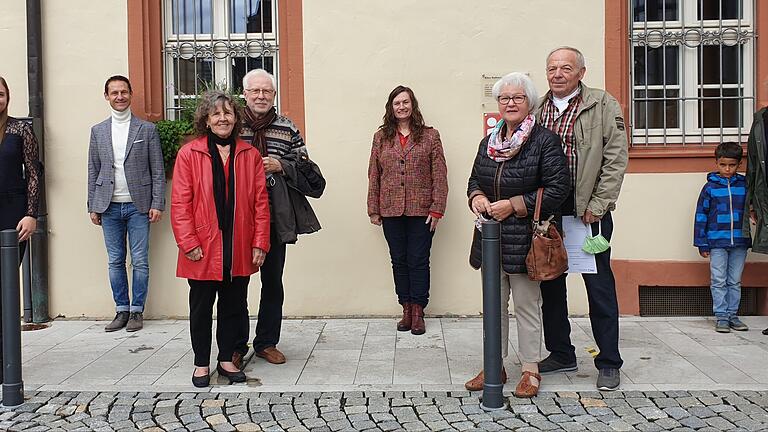 Im Bild (von links): Leiterin Volkshochschule Cornelia Kröber, Bürgermeister Thorsten Wozniak, Verena und Rudolf Fischer (ehemalige Außenstellenleitungen Grafenrheinfeld), Petra Johanni (Außenstellenleitung Röthlein), Henriette und Klaus Braum (ehemalige Außenstellenleitungen Heidenfeld), Angelika Götz (neue Außenstellenleitung Heidenfeld) und das Kind Iseyas Götz. Im Bild (von links): Leiterin Volkshochschule Cornelia Kröber, Bürgermeister Thorsten Wozniak, Verena und Rudolf Fischer (ehemalige Außenstellenleitungen Grafenrheinfeld), Petra Johanni (Außenstellenleitung Röthlein), Henriette und Klaus Braum (ehemalige Außenstellenleitungen Heidenfeld), Angelika Götz (neue Außenstellenleitung Heidenfeld) und das Kind Iseyas Götz.
