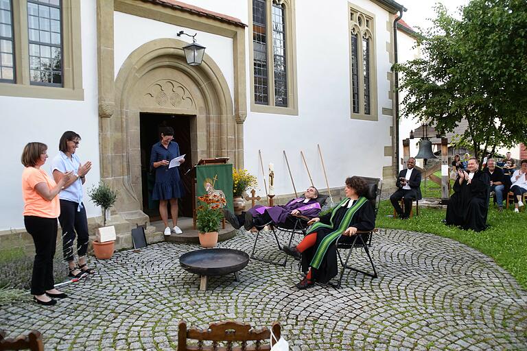 Gartenliegesessel und eine Feuerschale gab es zum Abschied von den Kirchengemeinden für Christine und Uwe Stradtner.