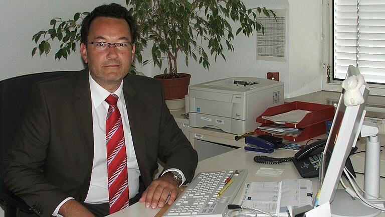Gerhard Waigandt, Geschäftsführer des Jobcenters Kitzingen, an seinem Arbeitsplatz Gerhard Waigandt, Geschäftsführer des Jobcenters Kitzingen, an seinem Arbeitsplatz