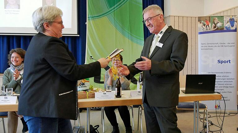 Lucia Lang-Rachor, die Leiterin der Abteilung Erwachsenenpastoral der Hauptabteilung Seelsorge im Bistum Würzburg, verabschiedet den langjährigen DJK-Vorsitzenden Edgar Lang aus Tiefenthal (rechts). Sie dankte ihm für die konstruktive und engagierte Mitarbeit in der Kirche. Edgar Lang war zehn Jahre stellvertretender Vorsitzender und zwölf Jahre Vorsitzender gewesen.