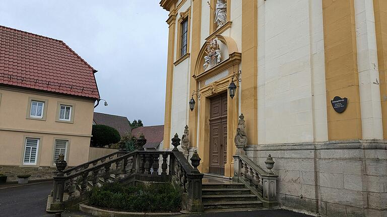 Die Treppe vor der Schutzengelkirche (auch 'Dom vom Gau' genannt) soll saniert werden. Die Treppe vor der Schutzengelkirche (auch 'Dom vom Gau' genannt) soll saniert werden.