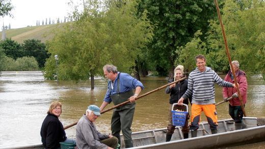 Hochwasser 2       -  Außergewöhnlicher Arbeitseinsatz: Mit dem Schelch waren am Sonntagnachmittag mehrere Spargelstecher im Hochwasserbereich unterwegs, um ihre Felder zu ernten.