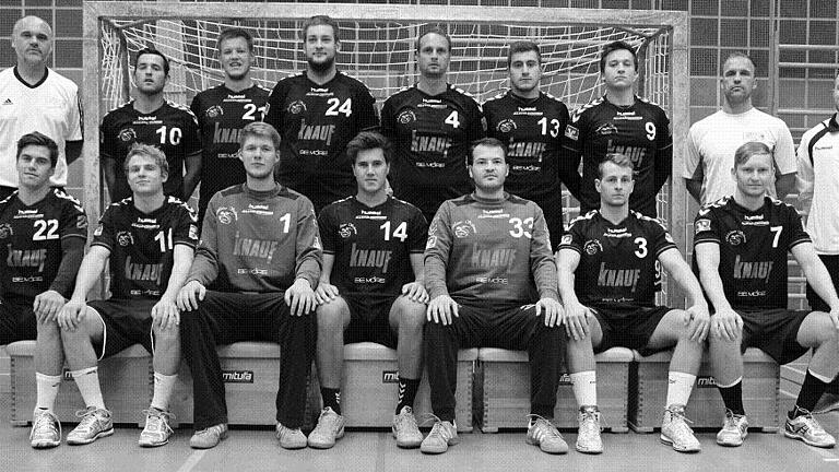 Der TSV Rödelsee in der Drittliga-Saison 2015/16: (hinten von links) Co-Trainer Ozren Kcrgic, Andreas Paul, Simon Weigand, Bastian Demel, Bostjan Hribar, Marko Sokicic, Rok Setnikar, Trainer Radovan Suchy, Betreuer Patrick Heß; (vorne von links) Maximilian Häckner, Moritz Reichhhard, Andreas Wieser, Marius Olbrich, Thomas Paul, Stefan Bayer, Michael Bayer. Das Bild stammt vom Verein &ndash; ein eigener Fototermin kam trotz mehrerer Anfragen der Redaktion nicht zustande.
