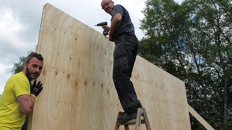 Wer ins Ziel kommen will, muss hier drüber! Günter Marquardt, Schreiner aus Unsleben, baut mit Mitorganisator Sebastian Keß (links) eine Boulderwand auf. Wer ins Ziel kommen will, muss hier drüber! Günter Marquardt, Schreiner aus Unsleben, baut mit Mitorganisator Sebastian Keß (links) eine Boulderwand auf.