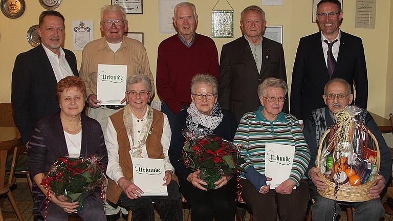 Ehrungen beim Gartenbau- und Ortsverschönerungsverein Marktsteft: Hannelore Hoffmann, Annemarie Vogel, Christa Friedlein, Christa Vogel und Wilhelm Kleinschrod (vorne von links); Thomas Reichert, Oswald Weckert, Robert Meyer, Walter Kistner und Thomas Hetterich (hinten von links).