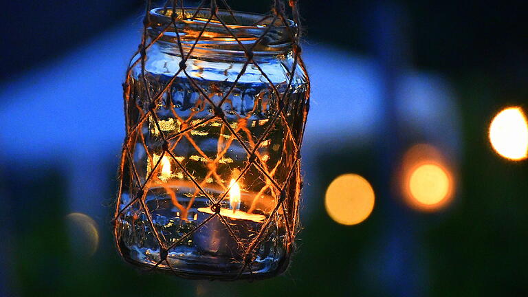 Mit einbrechender Dunkelheit wurde es so richtig romantisch. Überall leuchteten Kerzen und Lampion. Mit einbrechender Dunkelheit wurde es so richtig romantisch. Überall leuchteten Kerzen und Lampion.