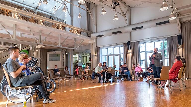 Bei einer Diskussion der grünen Landtagsfraktion im Felix-Fechenbach-Haus ging es um das Thema Barrierefreiheit in Kunst und Kultur. Bei einer Diskussion der grünen Landtagsfraktion im Felix-Fechenbach-Haus ging es um das Thema Barrierefreiheit in Kunst und Kultur.