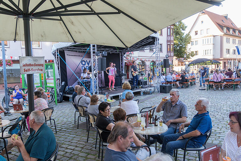 Einen großen Anziehungspunkt beim Festwochenende des Gemündener Kirchweih- und Heimatfestes bildete der Auftritt der Band 'Overdrive'. Sie brachte Patystimmung rund um den Marktplatz in der Altstadt Einen großen Anziehungspunkt beim Festwochenende des Gemündener Kirchweih- und Heimatfestes bildete der Auftritt der Band 'Overdrive'. Sie brachte Patystimmung rund um den Marktplatz in der Altstadt