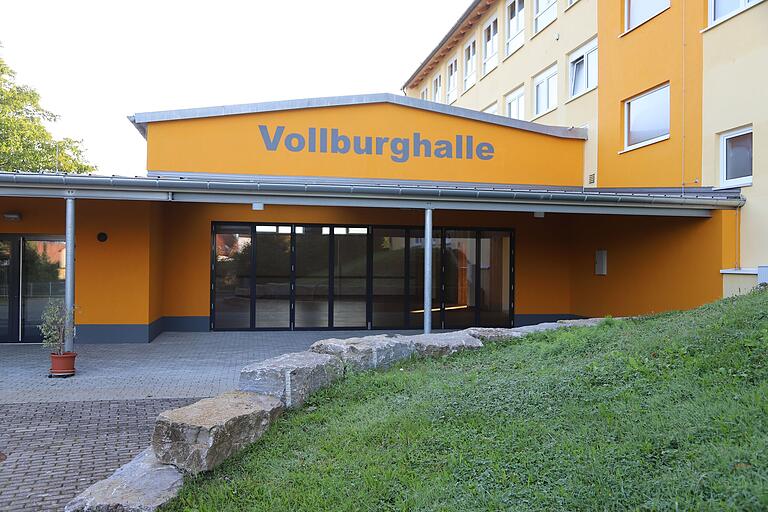 Die Vollburghalle wurde erst vor zwei Jahren eingeweiht. Sie befindet sich direkt neben der ehemaligen Schule (rechts im Bild). Die Vollburghalle wurde erst vor zwei Jahren eingeweiht. Sie befindet sich direkt neben der ehemaligen Schule (rechts im Bild).