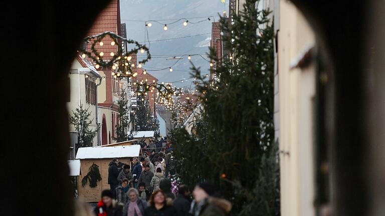 Lichterglanz und ein festlich geschmückter Altort erwarten die Besucherinnen und Besucher beim Hobbykünstler-Weihnachtsmarkt in Thüngersheim (Archivfoto). Lichterglanz und ein festlich geschmückter Altort erwarten die Besucherinnen und Besucher beim Hobbykünstler-Weihnachtsmarkt in Thüngersheim (Archivfoto).